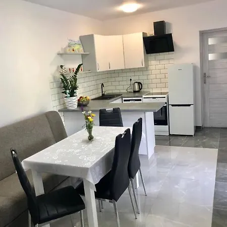 Dom Nad Jeziorem Wiejskim Apartman *